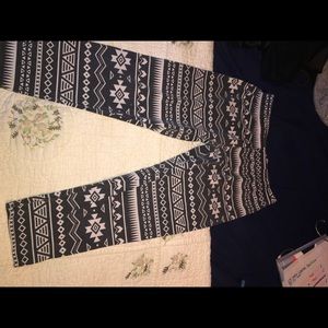 Grey leggings with white design